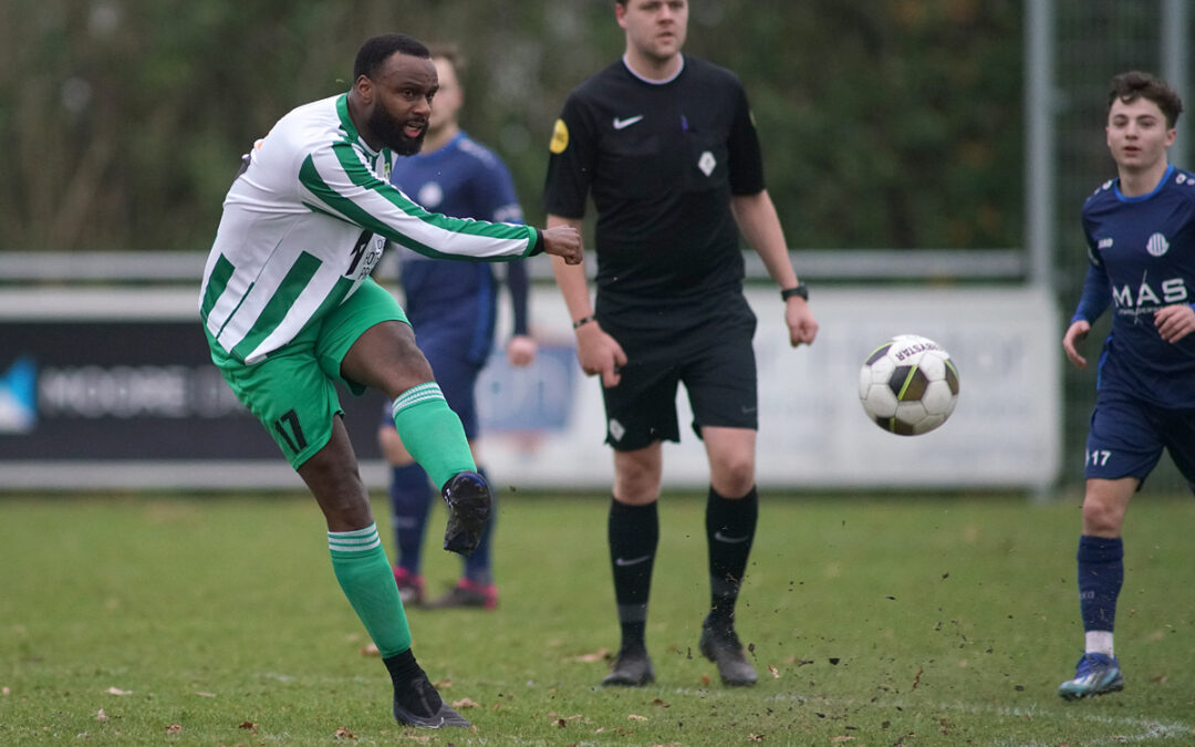 Groen-Wit blijft aan kop na nipte overwinning in Sint Jansteen